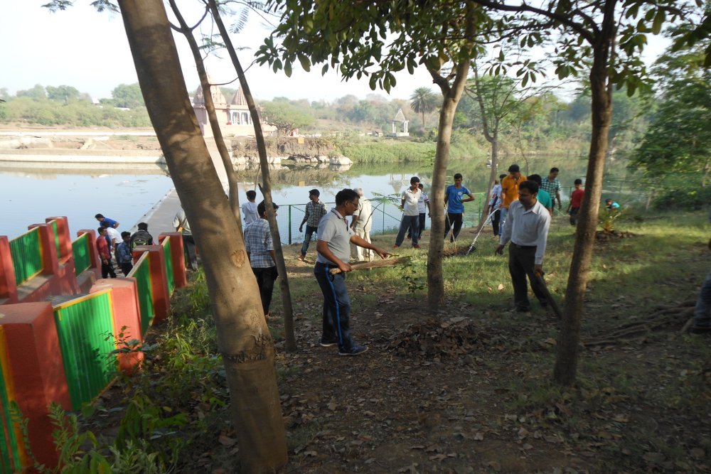 Cleaning work was done at the garden areas of Betwa River bank in collaboration with NSS students of Sent Merry College, Vidisha and local people