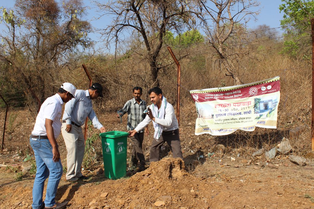 Cleaning of the area near Kanak Sagar was done. Polythene and garbage were collected.